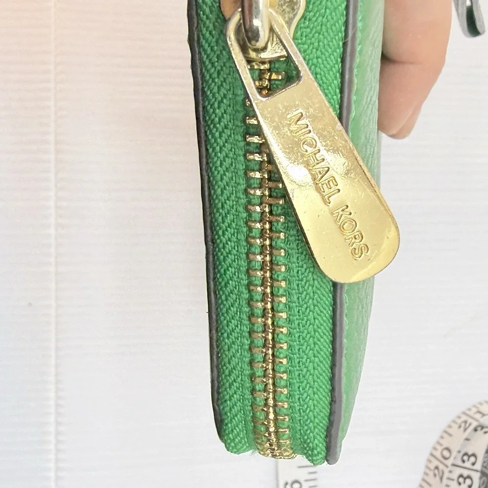 Michael Kors ships business